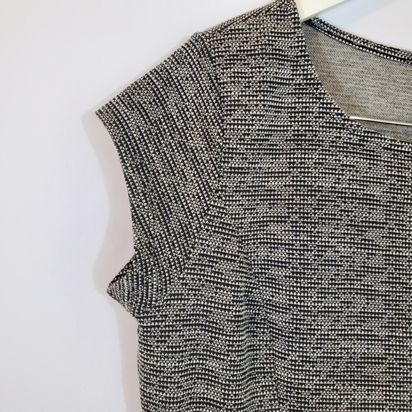 Tahari Sleeveless blouse - Picture 2 of 7